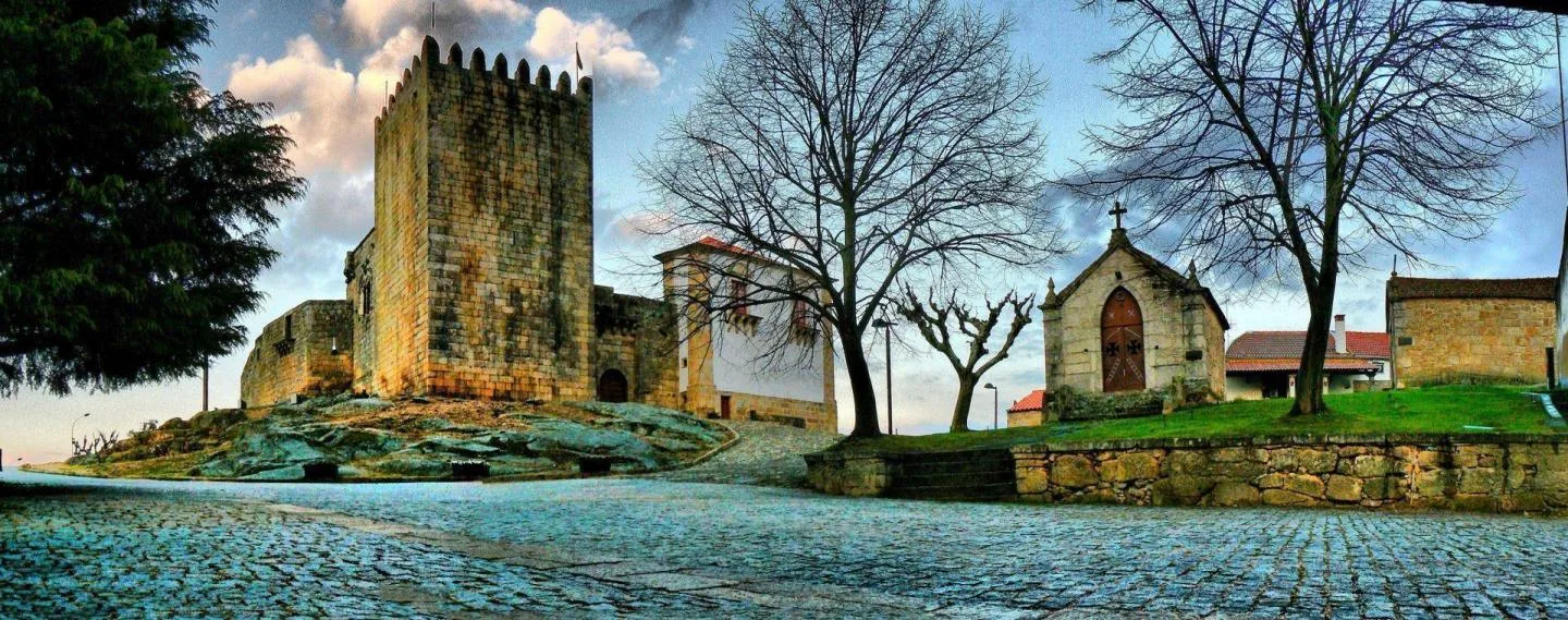 Em que ano D. Afonso III autorizou a construção de uma torre no Castelo de Belmonte?