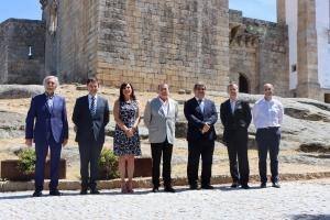 Vereador Amândio Melo, Presidente da Assembleia Municipal de Belmonte, Paulo Borralhinho, Sra. Presidente da Câmara Municipal de Ponta Delgada, Dra. Maria José Duarte, Presidente da Câmara Municipal de Belmonte Dr. António Rocha, Chefe de Gabinete da Sra. Presidente, Dr. Nuno Cardoso Dias, Diretor da Cultura, Dr. José de Mello e o Presidente da Empresa Municipal de Belmonte, Eng. Joaquim Costa