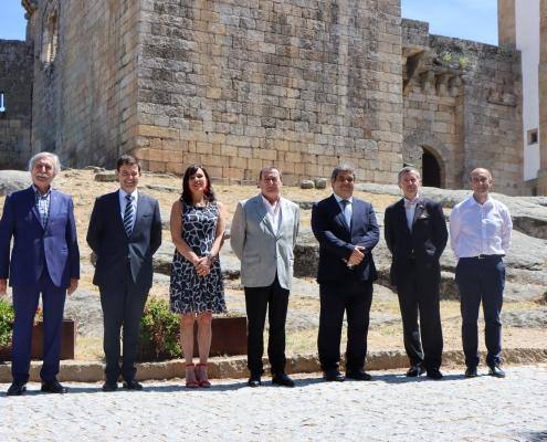 Vereador Amândio Melo, Presidente da Assembleia Municipal de Belmonte, Paulo Borralhinho, Sra. Presidente da Câmara Municipal de Ponta Delgada, Dra. Maria José Duarte, Presidente da Câmara Municipal de Belmonte Dr. António Rocha, Chefe de Gabinete da Sra. Presidente, Dr. Nuno Cardoso Dias, Diretor da Cultura, Dr. José de Mello e o Presidente da Empresa Municipal de Belmonte, Eng. Joaquim Costa Vereador Amândio Melo, Presidente da Assembleia Municipal de Belmonte, Paulo Borralhinho, Sra. Presidente da Câmara Municipal de Ponta Delgada, Dra. Maria José Duarte, Presidente da Câmara Municipal de Belmonte Dr. António Rocha, Chefe de Gabinete da Sra. Presidente, Dr. Nuno Cardoso Dias, Diretor da Cultura, Dr. José de Mello e o Presidente da Empresa Municipal de Belmonte, Eng. Joaquim Costa