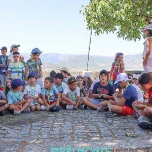 Crianças Participam Em Construção De Peça De Arte